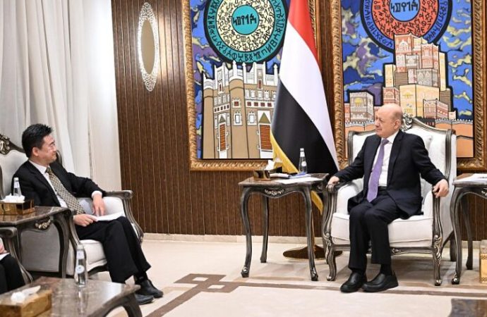 العليمي يؤكد للصين أن سيادة اليمن غير قابلة للتجاوز ويحذر من التعامل مع الحوثيين