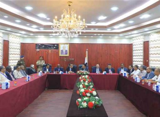 محافظ المهرة يناقش مع وزيري الزراعة والمياه و”الفاو” أولويات التنمية بالمحافظة