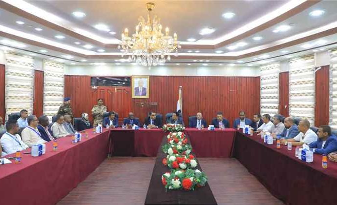 محافظ المهرة يناقش مع وزيري الزراعة والمياه و”الفاو” أولويات التنمية بالمحافظة