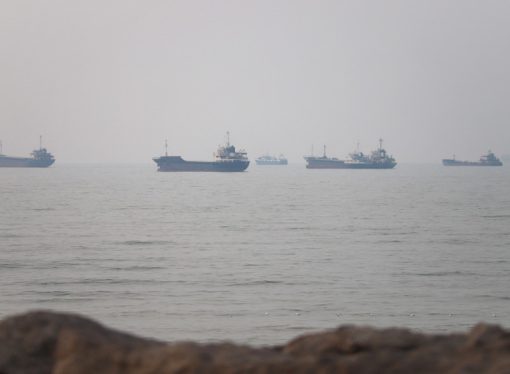 انفجار لغم بحري في ناقلة نفط بمضيق هرمز