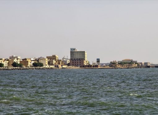 وزير الإعلام اليمني: الحوثيون يعتزمون فرض رسوم عبور في البحر الأحمر