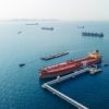 النفط يتراجع مع استمرار مرور النواقل عبر مناطق الصراع في الشرق الأوسط