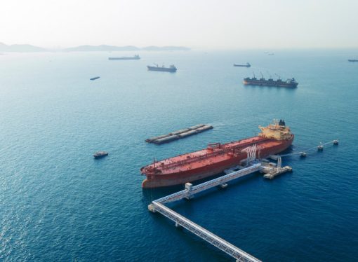 النفط يتراجع مع استمرار مرور النواقل عبر مناطق الصراع في الشرق الأوسط