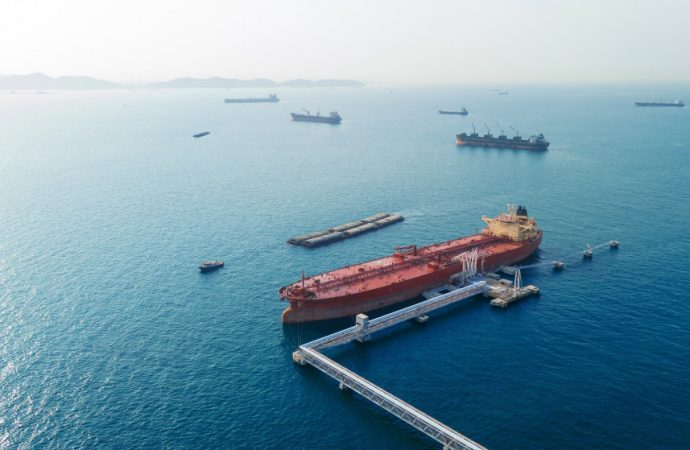 النفط يتراجع مع استمرار مرور النواقل عبر مناطق الصراع في الشرق الأوسط