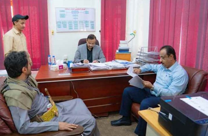 محافظ شبوة يوجّه بدعم الأمن واستكمال مشاريع خدمية وتعليمية في مديرية جردان